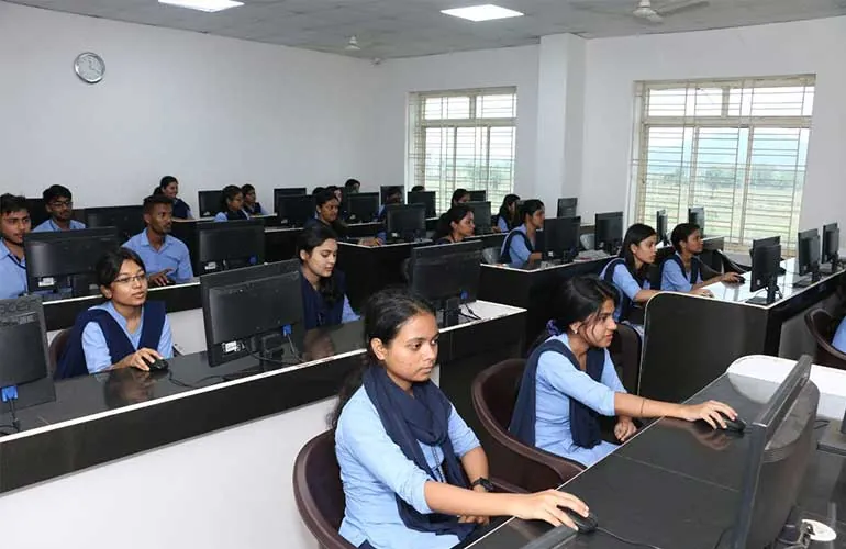Students working at the computers of the IT lab.